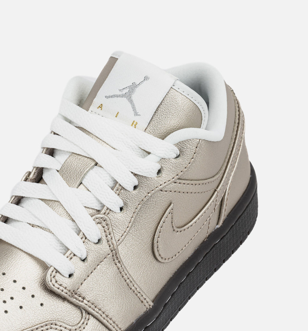 Air Jordan 1 Low SE 金属锂女款休闲鞋 - 金属锂/峰岳白/丝绲棕/金属锂