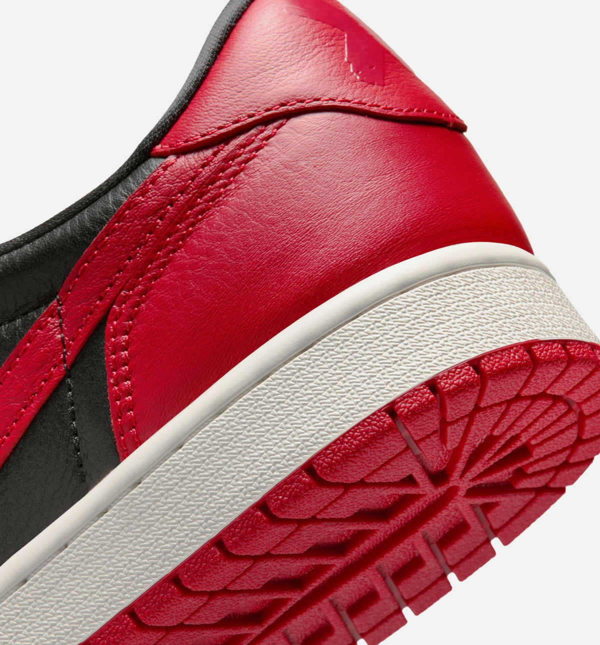 Air Jordan 1 Retro Low OG 禁穿男款休闲鞋 - 黑/大学红/峰白