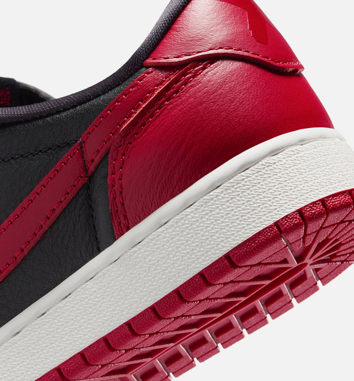 Air Jordan 1 Retro Low OG 禁穿大童款休闲鞋 - 黑/大学红/峰白