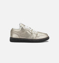 Air Jordan 1 Low SE 金属锂女款休闲鞋 - 金属锂/峰岳白/丝绲棕/金属锂