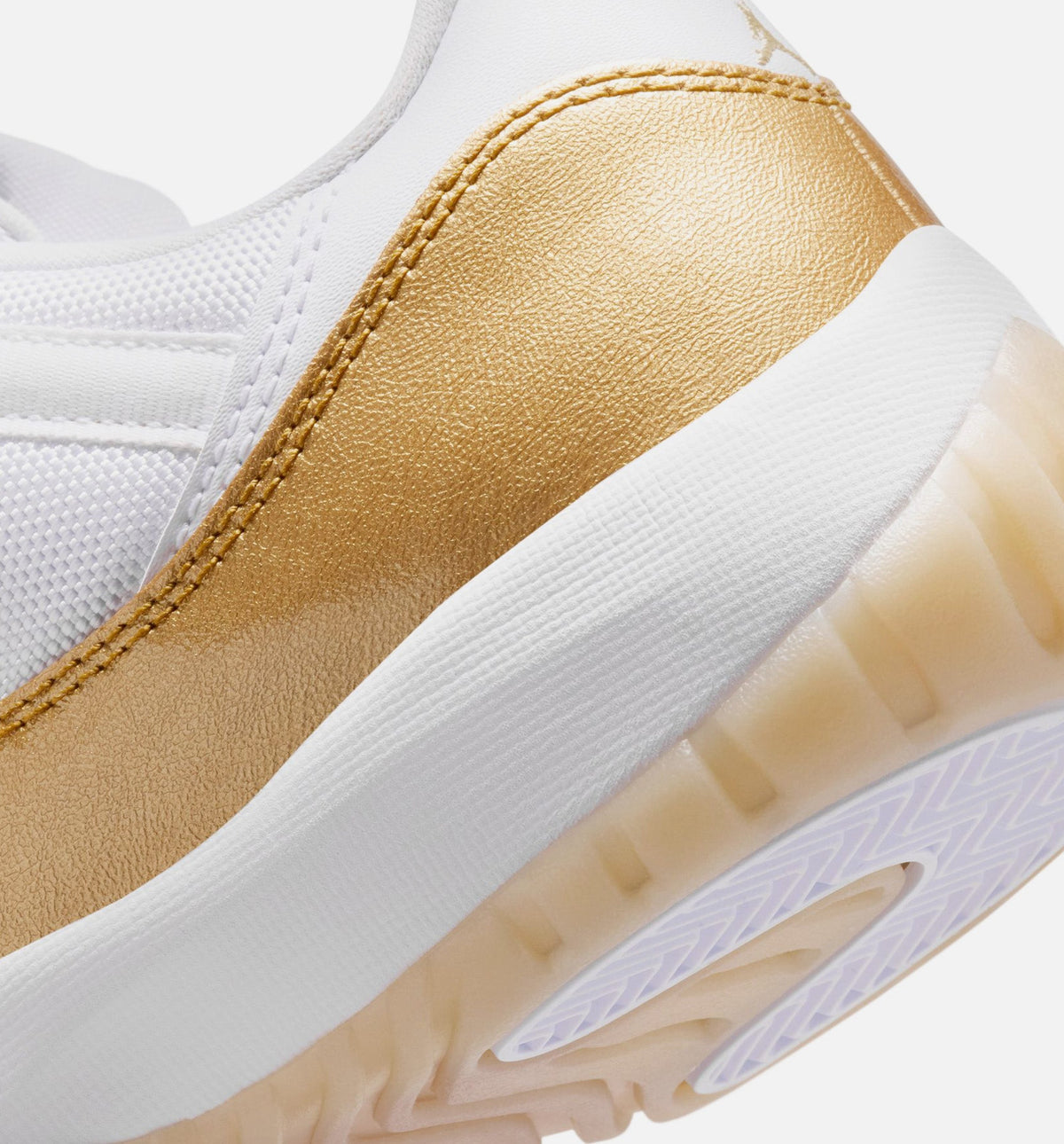 Air Jordan 11 Retro Low 母亲节女款休闲鞋 - 白/金属金/阀队金