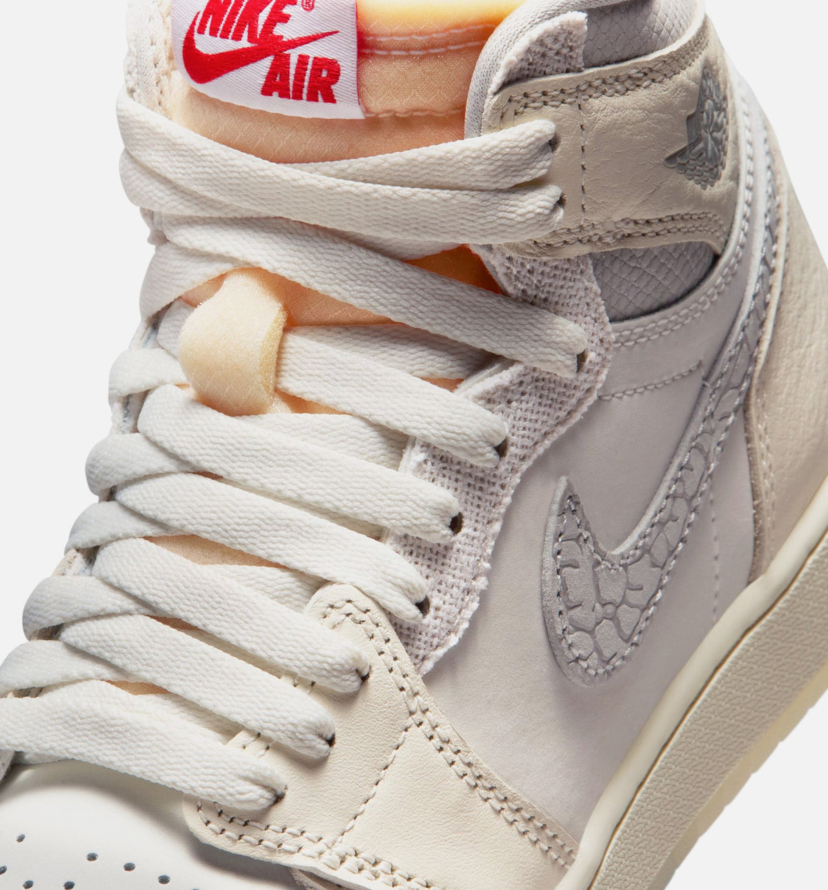 Air Jordan 1 Retro High OG 帆白大童款休闲鞋 - 帆白/大学红/淡象牙/椰子奶白/幻影